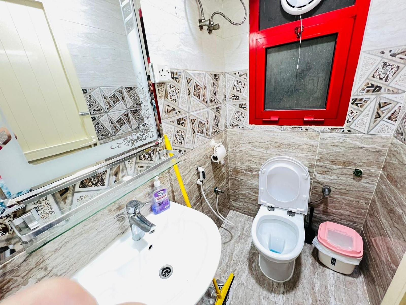 Moon Backpackers , Al Rigga , Partition For Couples And For Singles Lägenhet Dubai Exteriör bild